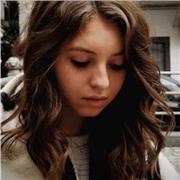 studentessa universitaria offre lezioni dalle elementari alle superiori